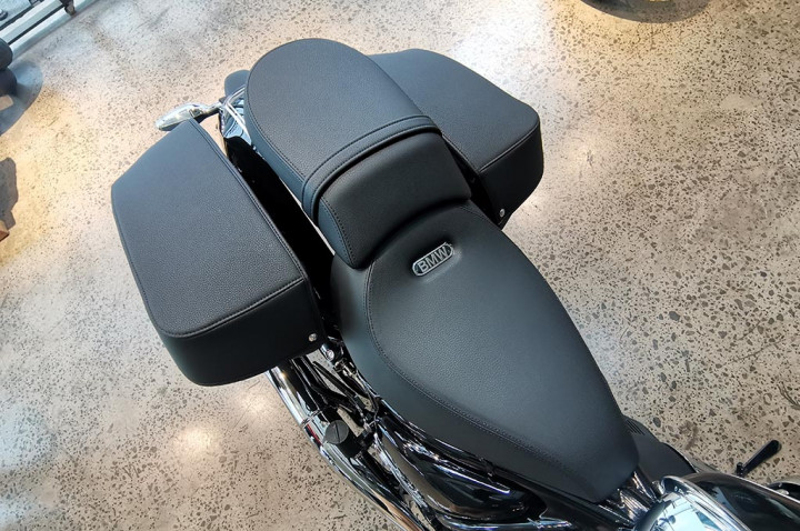 R 18 Classic Edition dibekali dengan jok yang bisa untuk 2 orang penumpang.