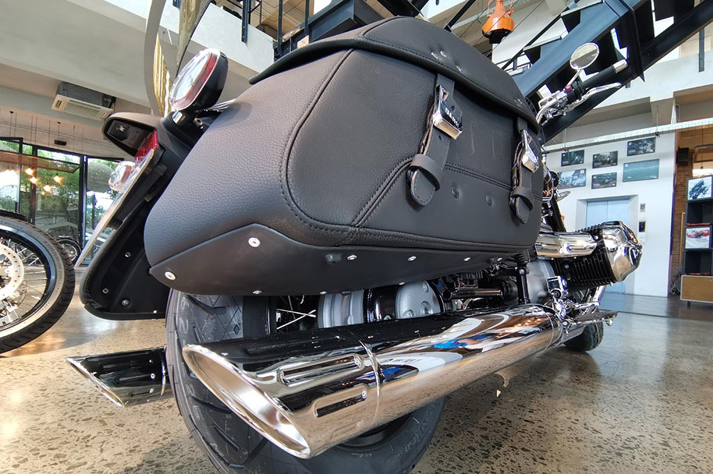 R 18 Classic memiliki knalpot yang lebih pipih dengan karakteristik suara yang lebih nge-bass dan dilengkapi saddle bag.