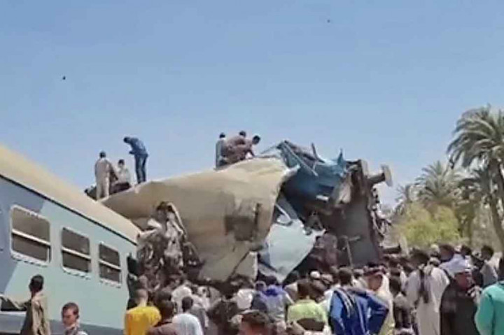 Sedikitnya 32 orang meninggal dunia dan 66 lainnya luka-luka setelah dua kereta api bertabrakan di Mesir selatan, Jumat, 26 Maret 2021.