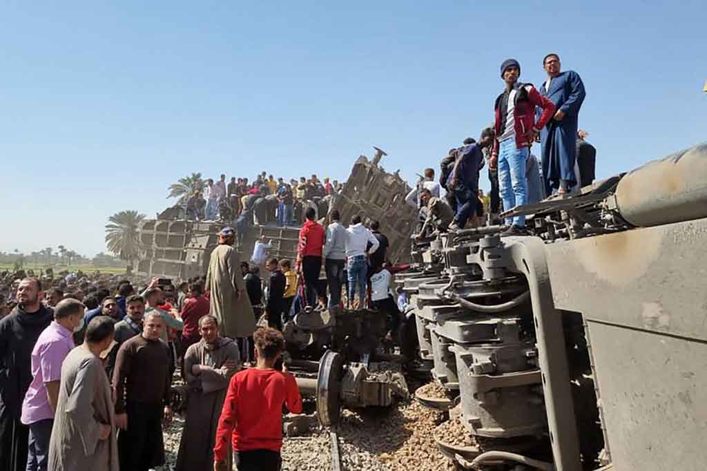 Rekaman video yang perlihatkan AFP menunjukkan beberapa gerbong anjlok dan terbalik akibat kecelakaan tersebut.