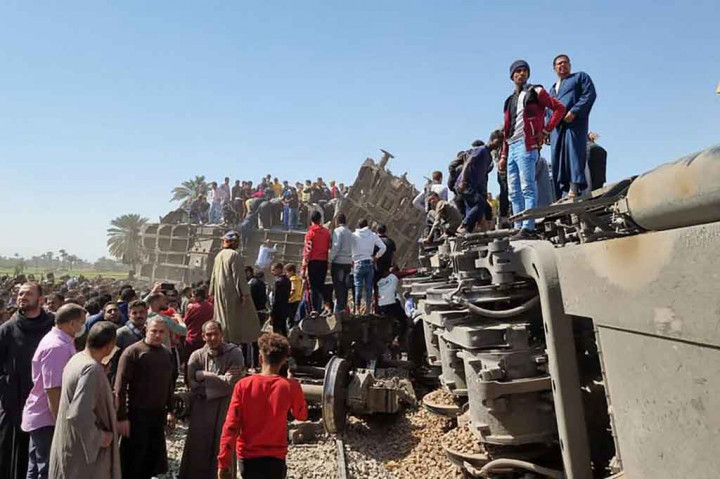 Rekaman video yang perlihatkan AFP menunjukkan beberapa gerbong anjlok dan terbalik akibat kecelakaan tersebut.