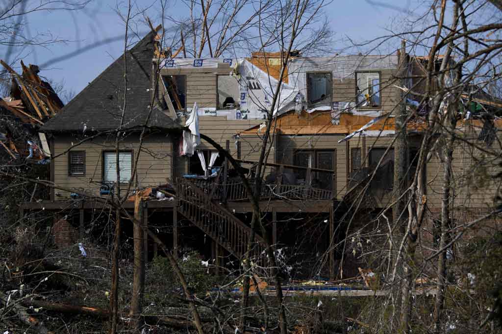 Beberapa tornado kuat menyapu negara bagian Amerika Serikat, Alabama utara pada Kamis, 25 Maret 2021, menewaskan sedikitnya lima orang, melukai puluhan lainnya dan menghancurkan rumah-rumah warga.