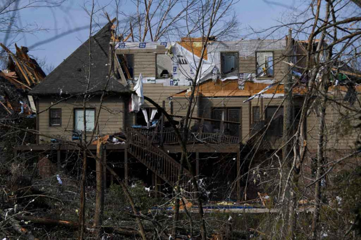Beberapa tornado kuat menyapu negara bagian Amerika Serikat, Alabama utara pada Kamis, 25 Maret 2021, menewaskan sedikitnya lima orang, melukai puluhan lainnya dan menghancurkan rumah-rumah warga.