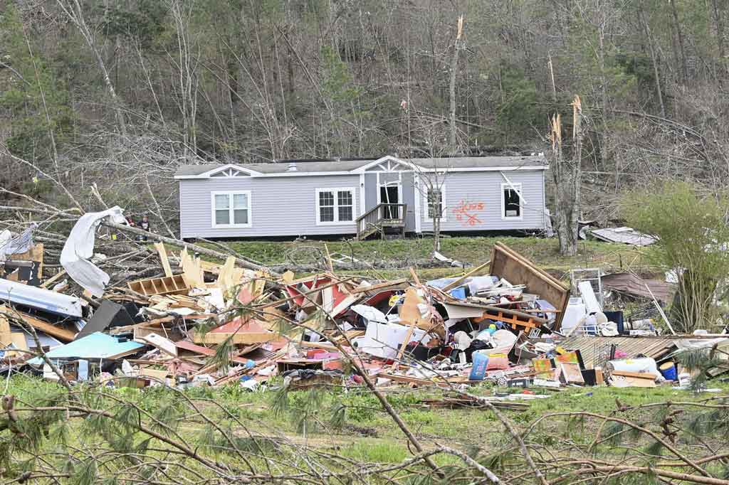 Pat Brown dari Badan Manajemen Darurat Kabupaten Calhoun mengonfirmasi kepada Birmingham News bahwa empat orang dewasa tewas di Ohatchee, tiga di antaranya berasal dari keluarga yang sama. Orang dewasa kelima yang tewas berada di daerah Wellington, Alabama. 