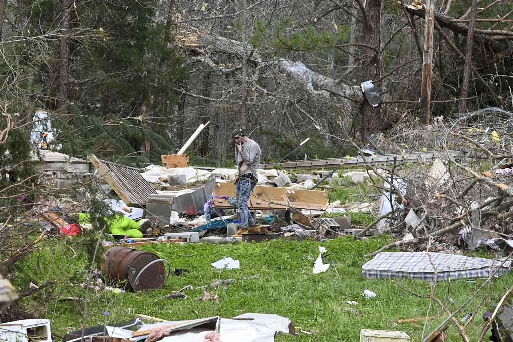 Foto yang diunggah di media sosial menunjukkan sederet bangunan di dekat Ohatchee yang telah runtuh, dengan atap yang rusak, memperlihatkan furnitur dan isi rumah lainnya. Menara gereja putih, masih utuh, terletak di samping bangunan yang hancur. Sementara puluhan ribu orang dibiarkan tanpa listrik.