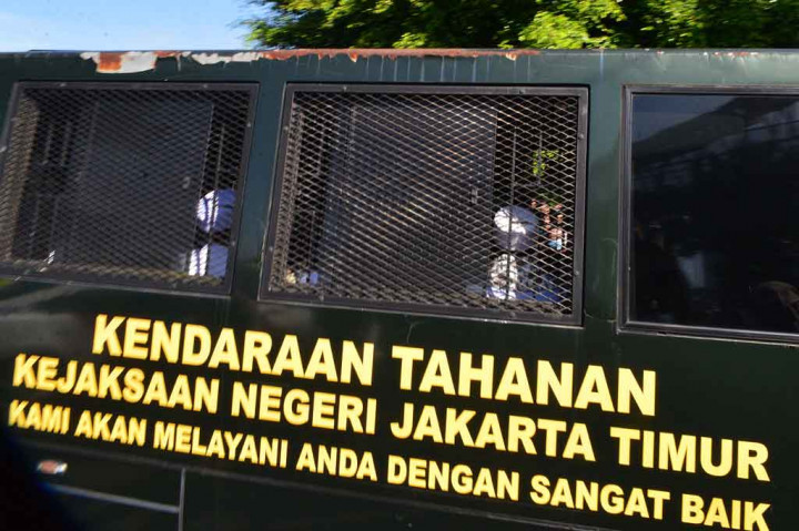 Terdakwa kasus dugaan pelanggaran karantina kesehatan, Rizieq Shihab, tiba di Pengadilan Negeri Jakarta Timur, Jumat, 26 Maret 2021. Rizieq tiba dengan pengawalan ketat dari petugas Kepolisian.