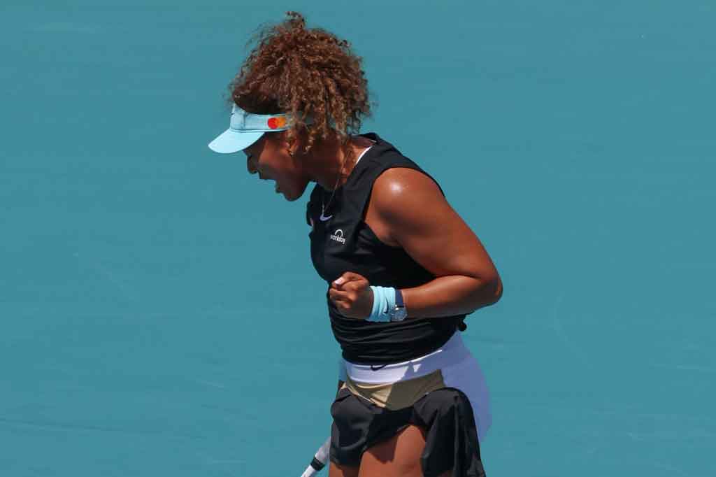 Naomi Osaka melaju ke babak 32 besar turnamen tenis Miami Open usai menundukkan petenis Australia Ajla Tomljanovic di babak kedua, Jumat, 26 Maret 2021 malam waktu setempat. Hasil tersebut sekaligus mencatatkan kemenangan berturut-turut Osaka menjadi yang ke-22 kalinya. 
