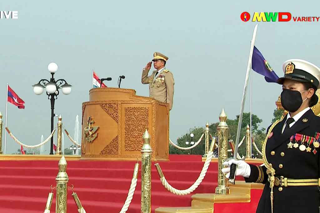 Ketika pasukan membawa obor dan bendera sambil berbaris di samping kendaraan militer, pemimpin junta Jenderal Min Aung Hlaing kembali membela kudeta dan berjanji untuk menyerahkan kekuasaan setelah pemilihan baru.