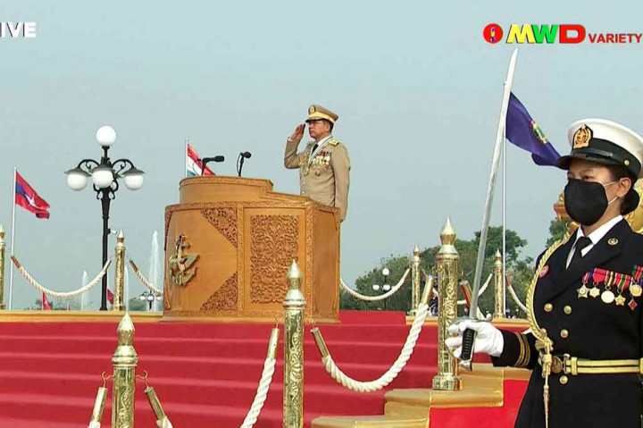 Ketika pasukan membawa obor dan bendera sambil berbaris di samping kendaraan militer, pemimpin junta Jenderal Min Aung Hlaing kembali membela kudeta dan berjanji untuk menyerahkan kekuasaan setelah pemilihan baru.