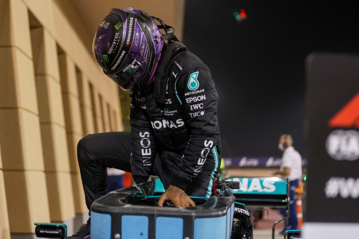 Menyusul di tempat kedua ada pembalap andalan Mercedes, Lewis Hamilton. Dia punya catatan waktu 1 menit 29,385 detik.