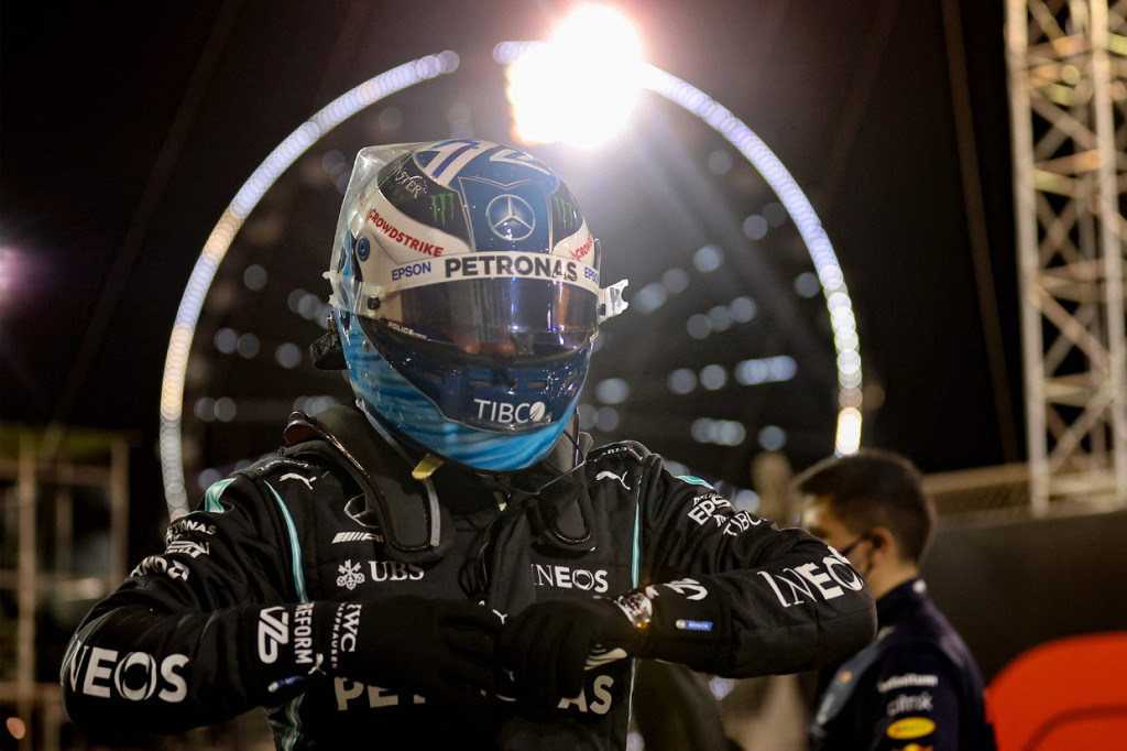 Rekan setim Hamilton di Mercedes, Valtteri Bottas menempati urutan ketiga. Karena catatan waktu terbaiknya adalah 1 menit 29,678 detik.