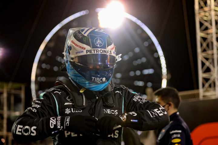 Rekan setim Hamilton di Mercedes, Valtteri Bottas menempati urutan ketiga. Karena catatan waktu terbaiknya adalah 1 menit 29,678 detik.