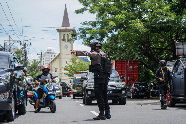 Anggota polisi mengatur jalan raya usai terjadi ledakan di Gereja Katedral Makassar, Makassar, Sulawesi Selatan.