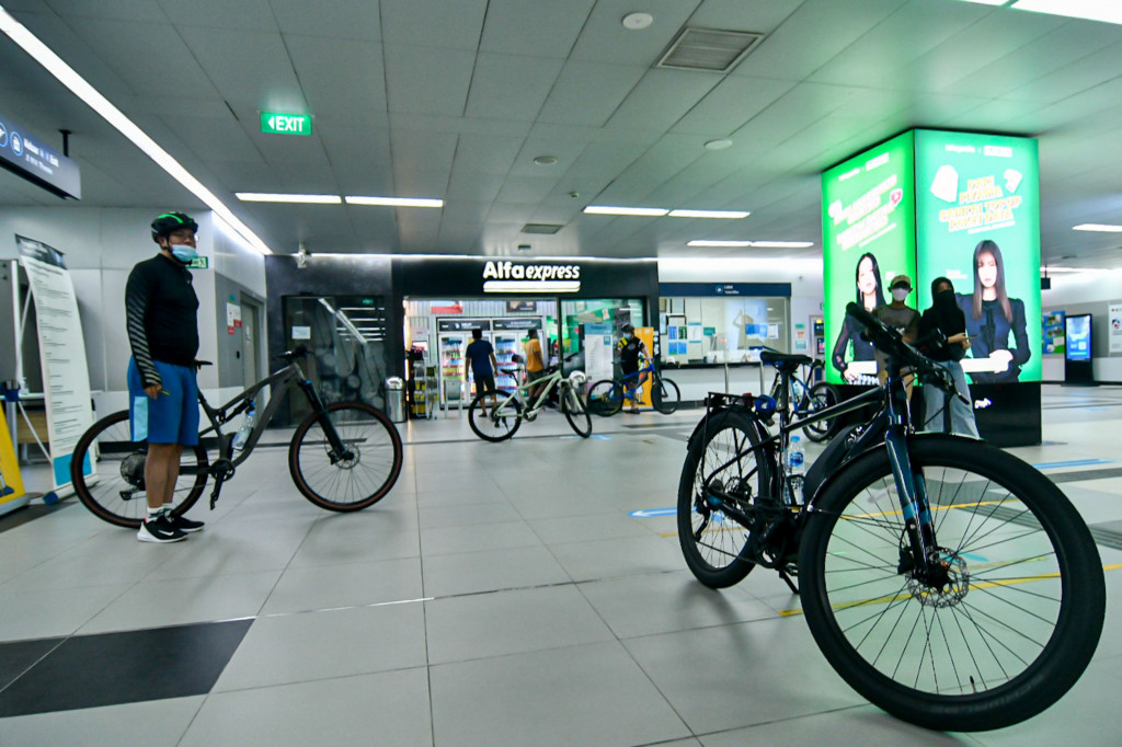 Pada setiap rangkaian kereta, disiapkan satu kereta (car) khusus bagi sepeda non lipat, dan dialokasikan untuk 4 sepeda dalam setiap keberangkatan Ratangga.
