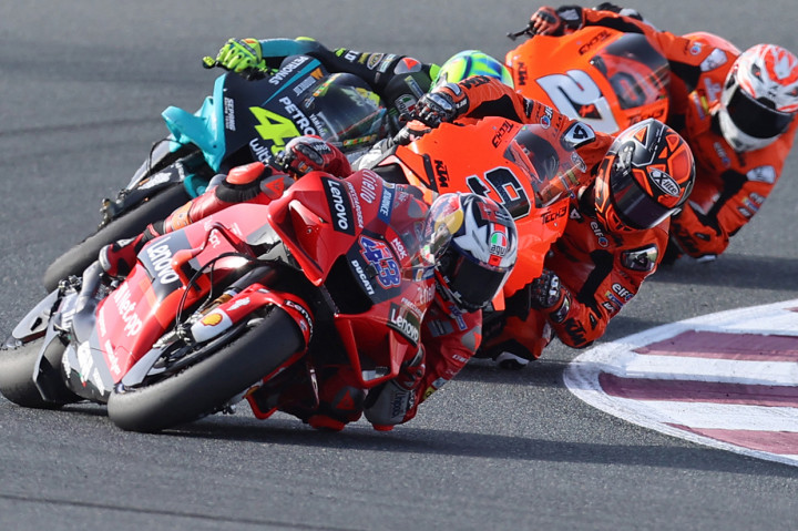 Empat pebalap Ducati sempat melesat selepas start, dipimpin Francesco Bagnaia dan disusul Jack Miller, Johann Zarco, dan Jorge Martin.