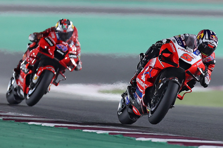 Tapi Mir pada akhirnya malah gagal naik podium. Selepas tikungan terakhir, ia melebar sementara Zarco dan dan Bagnaia yang berdekatan melesat untuk merebut posisi 2-3.