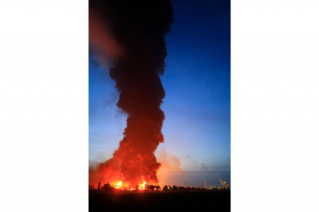 Kebakaran Kilang Minyak Balongan ini terjadi di tengah hujan deras dan petir.