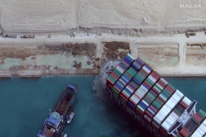 Sekitar 15 persen lalu lintas pelayaran dunia melewati kanal Suez. Dengan adanya kapal The Ever Given yang memblokade jalur, sedikitnya 369 kapal pun masih menunggu untuk lewat begitu penyumbatan berhasil diatasi.