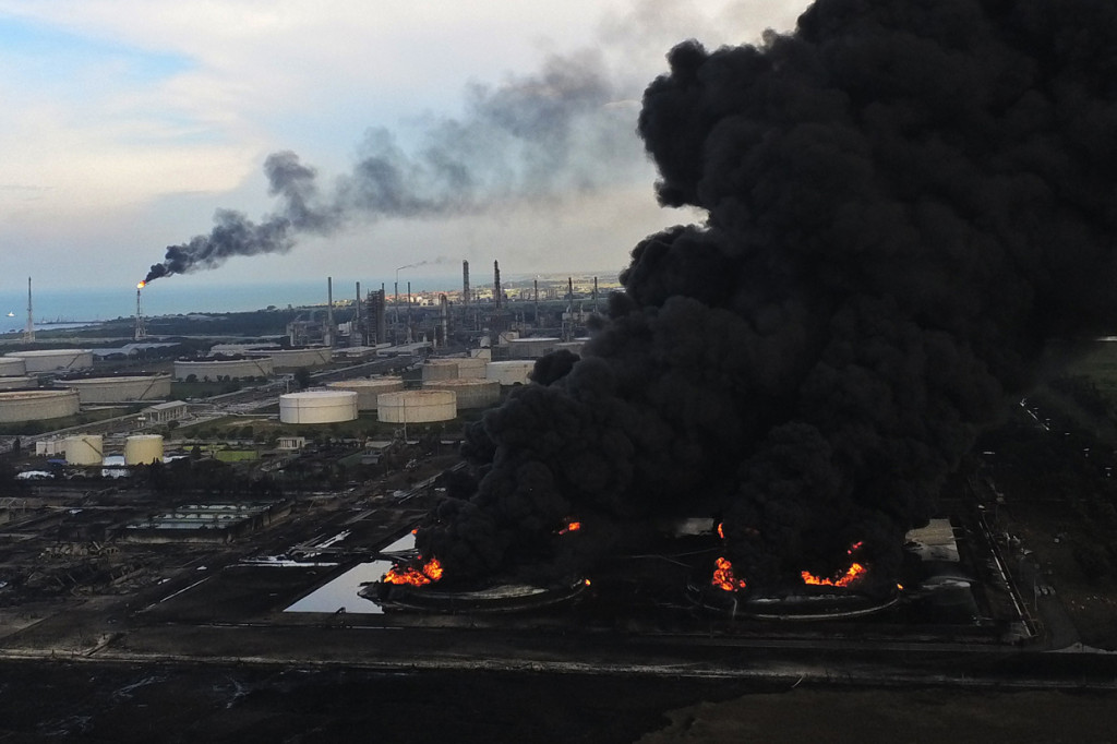 Diketahui, insiden di Kilang Pertamina Balongan menyebabkan terjadinya kebakaran pada tangki T-301G. Hal itu terjadi pada Senin sekitar pukul 00.45 WIB dini hari.
