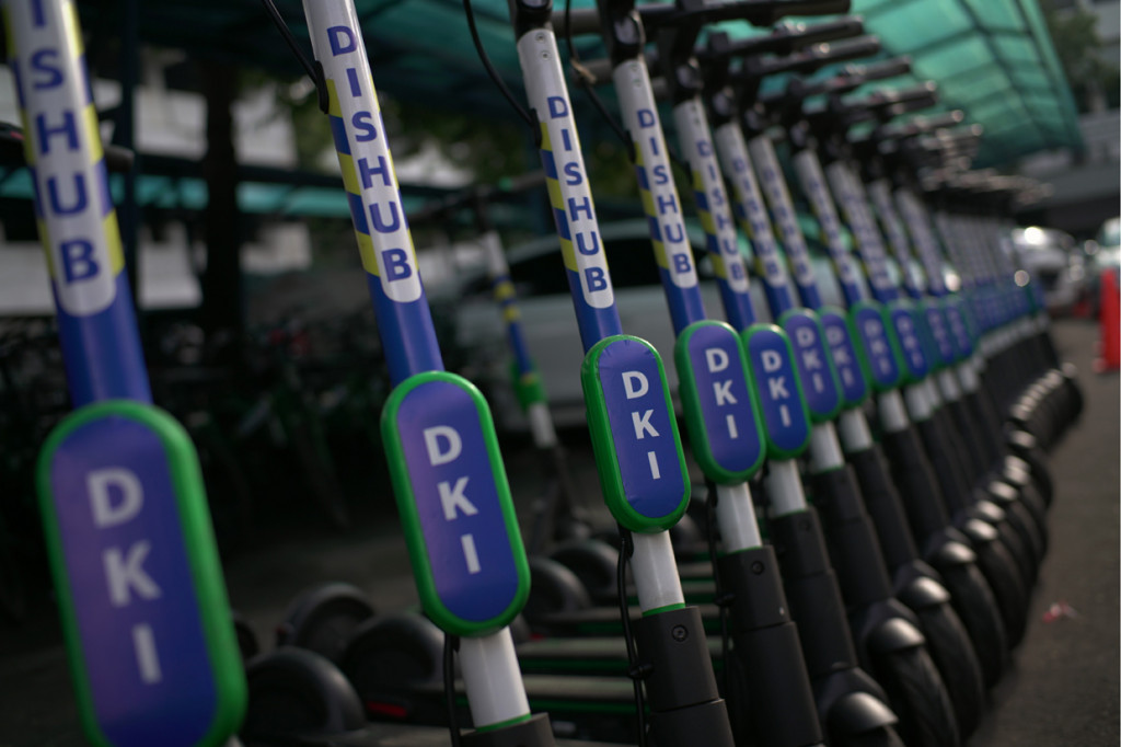 Grab menghadirkan lebih dari 35 skuter listrik dan 25 sepeda listrik GrabWheels untuk Dinas Perhubungan DKI Jakarta untuk menghadirkan solusi mobilitas first-mile-and-last-mile ke operasional Dishub.