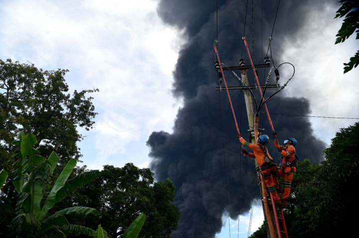 Tangki T-301G milik Pertamina terbakar sekitar pukul 01:00 dini hari menyebabkan listrik di lima desa yang terdampak tidak mendapat akses listrik. 