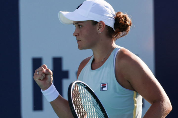 Petenis Australia Ashleigh Barty melakukan selebrasi usai memastikan diri melaju ke babak perempat final Miami Open 2021.