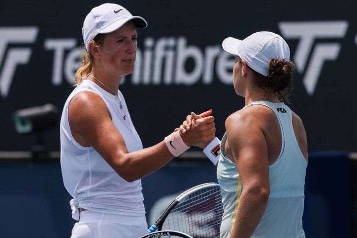 Juara bertahan Asleigh Barty harus bermain tiga set untuk menundukkan Victoria Azarenka dengan skor 6-1, 1-6, 6-2 pada babak 16 besar Senin, 29 Maret 2021 malam waktu setempat.