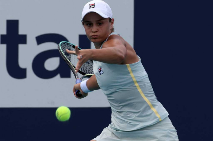 Keunggulan Barty di set pertama tak diikuti persiapan untuk set kedua, dimana Azarenka mengubah polanya yang sulit diatasi. Unggulan ke-14 Azarenka pun meningkatkan intensitasnya. Bermain di area depan, membuat Azarenka bisa mengimbangi Barty yang bertumpu sikap bertahan. Barty dipaksa berlarian mengejar bola-bola cepat yang dilayangkan Azarenka.