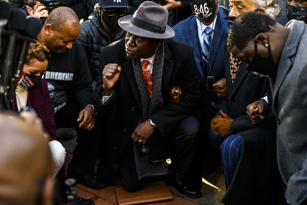 Protes mereka dimulai pukul 8.46 pagi di Minneapolis, Minnesota, kota AS di mana Derek Chauvin, 44, diadili atas pembunuhan setelah menjepit Floyd - di perutnya, dengan tangan diborgol di belakang punggung - ke tanah.