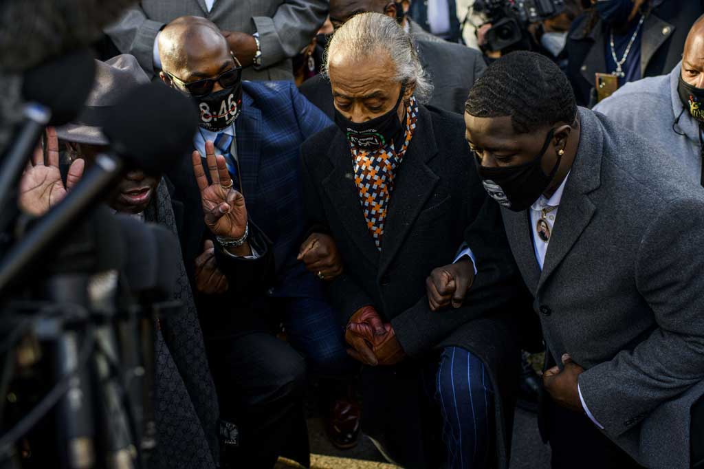 Dalam cuplikan pengamat, Floyd terdengar memohon bahwa dia tidak bisa bernapas dan kehilangan kesadaran. Seorang koroner kemudian memutuskan bahwa dia mati lemas.