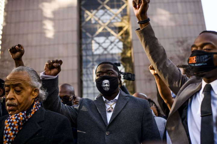 Video kematian Floyd menjadi viral, dan pembunuhannya memicu gelombang kemarahan bersejarah di Amerika Serikat dan di seluruh dunia terhadap rasisme dan kebrutalan polisi terhadap minoritas.