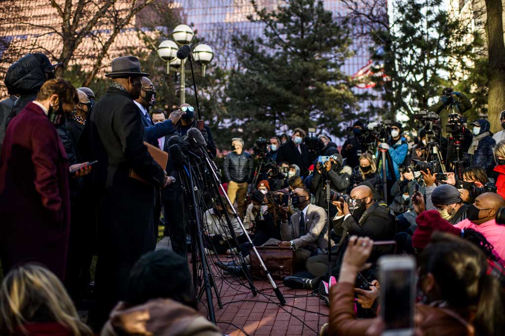 Faktanya, cobaan itu mungkin berlangsung lebih lama: pada persidangan hari Senin, jaksa penuntut Jerry Blackwell mengatakan bahwa perhitungan mereka, berdasarkan berbagai rekaman video, menunjukkan bahwa Chauvin mempertahankan kekerasan di leher Floyd selama sembilan menit dan 29 detik.