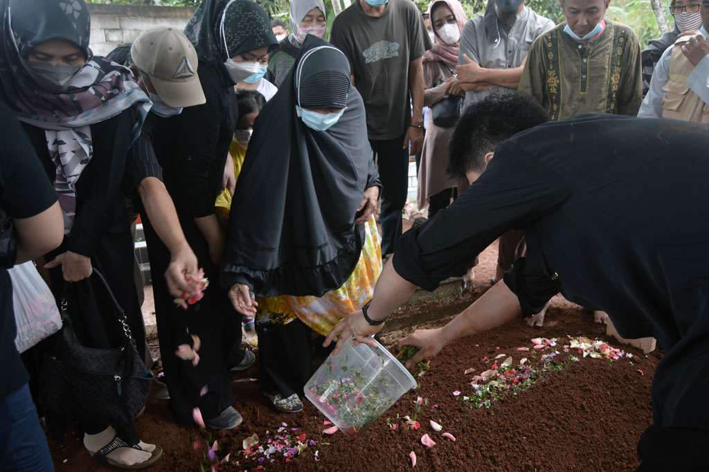 Keluarga tabur bunga di pusara Almarhum yang memerankan  Lettu Pierre Tendean dalam film Pengkhianatan G 30 S/PKI tersebut