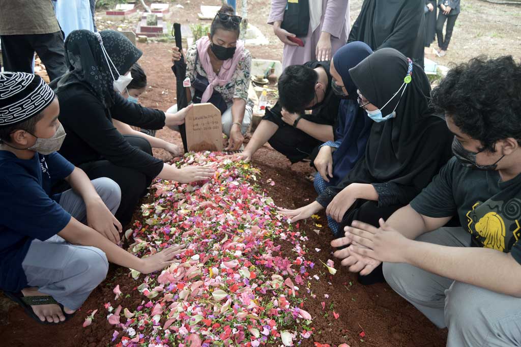 Keluarga berdoa di pusara Almarhum Wawan Wanisar.