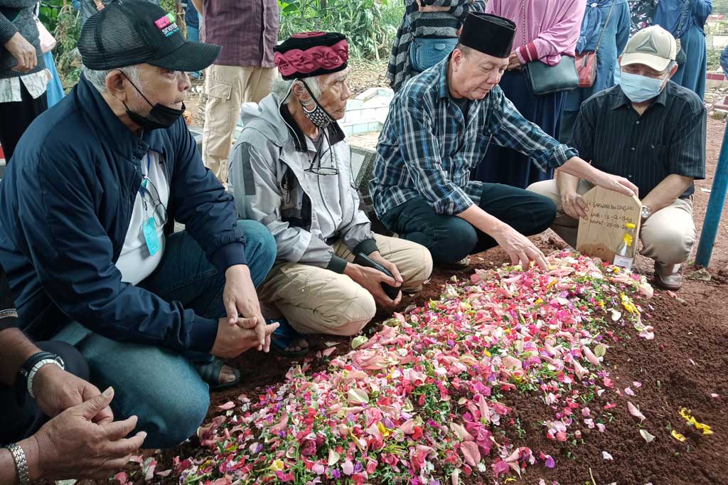Soultan Saladin menyatakan bahwa Almarhum merupakan orang yang disiplin dan sangat baik. 
