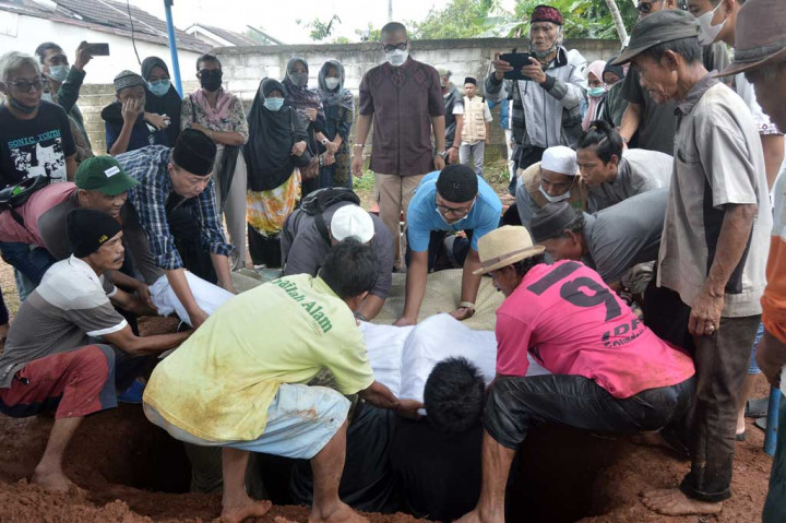 Suasana duka mewarnai pemakaman aktor yang berperan sebagai Kiai Abdullah di sinetron 'Pesantren & Rock n' Roll' tersebut. Prosesi pemakaman Almarhum dihadiri keluarga, kerabat, dan para pelayat. Tampak hadir aktor senior Soultan Saladin dan Zainal Abidin atau Diding Boneng hadir di tempat pemakaman.