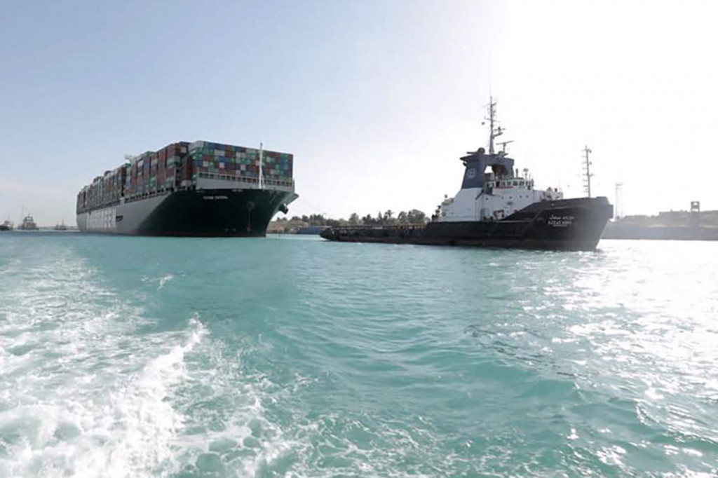 Sebelum berhasil dievakuasi secara penuh, dilakukan beragam upaya termasuk mengeruk dan menggali sisi timur kanal untuk membebaskan Ever Given. 