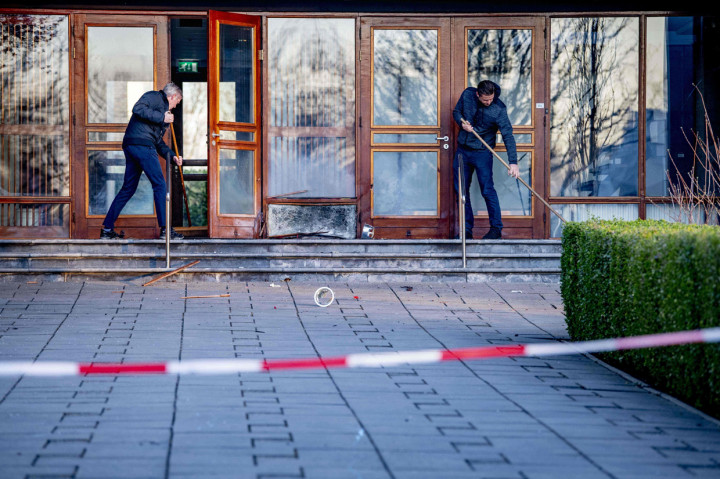 Belum diketahui penyebab terjadinya ledakan tersebut. Namun laporan media-media lokal Belanda menyebut pihak kepolisian meyakini ledakan disebabkan oleh kembang api yang dahsyat.