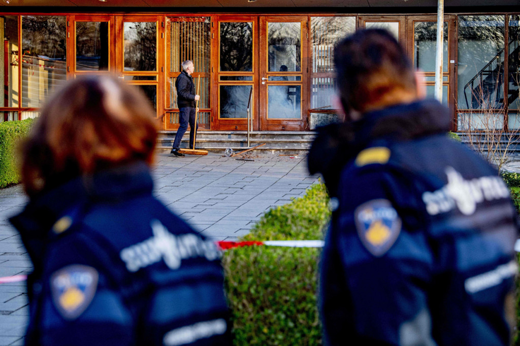 Ledakan terjadi di sebuah gereja di dekat Rotterdam, Belanda, yang dilaporkan dibuka kembali, melanggar imbauan pemerintah terkait pembatasan virus Covid-19. 