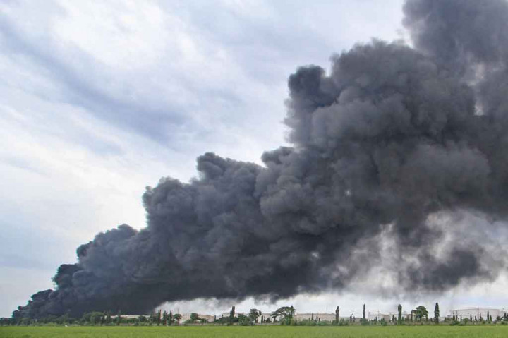Api yang melalap tangki minyak T-130G di kilang Pertamina Balongan, hingga Selasa siang belum juga padam. Pihak Pertamina dan petugas pemadam kebakaran setempat masih berupaya memadamkan api hingga proses pendinginan di kilang minyak yang berada di Kabupaten Indramayu tersebut.