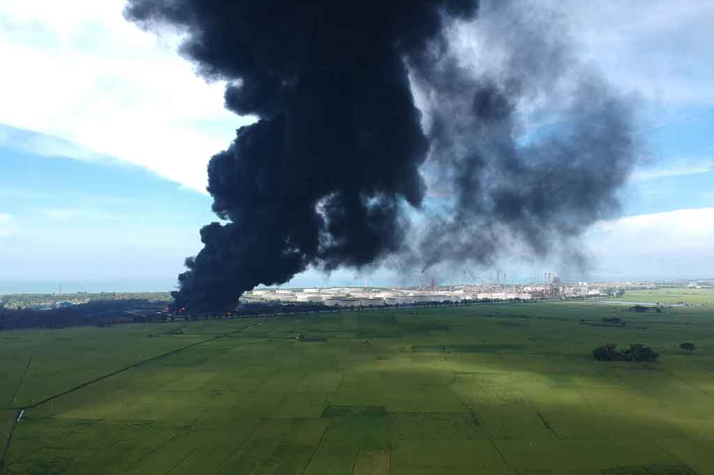 Kebakaran kilang Pertamina Balongan terjadi pada Senin, 29 Maret 2021 dini hari. Akibat kebakaran, seribuan warga terpaksa diungsikan ke tempat yang lebih aman. Kebakaran juga menyebabkan 29 luka ringan dan enam lainnya luka berat.