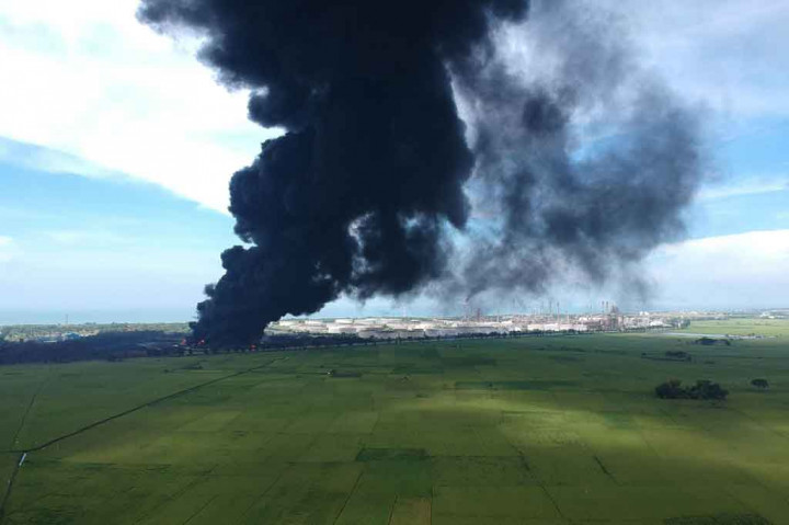 Kebakaran kilang Pertamina Balongan terjadi pada Senin, 29 Maret 2021 dini hari. Akibat kebakaran, seribuan warga terpaksa diungsikan ke tempat yang lebih aman. Kebakaran juga menyebabkan 29 luka ringan dan enam lainnya luka berat.