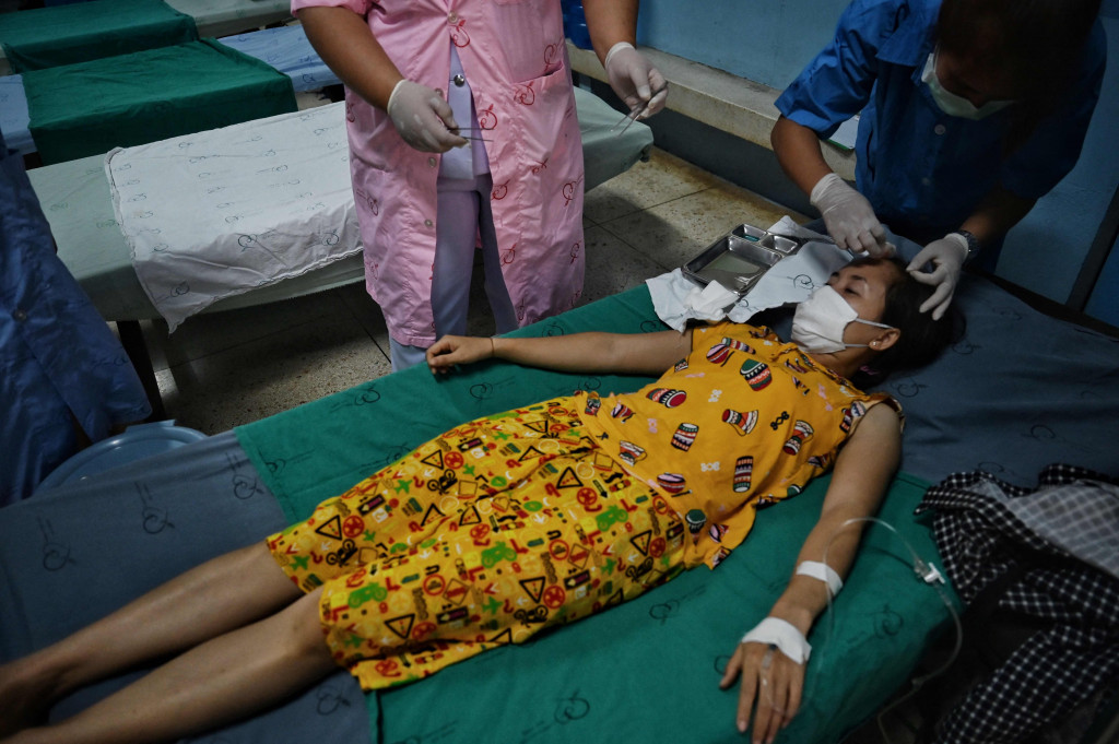 Dokter Thailand merawat para pengungsi Myanmar yang terluka di Rumah Sakit Sop Moei di provinsi Mae Hong Son pada 30 Maret 2021.