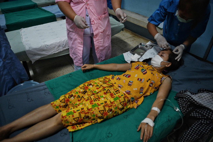Dokter Thailand merawat para pengungsi Myanmar yang terluka di Rumah Sakit Sop Moei di provinsi Mae Hong Son pada 30 Maret 2021.