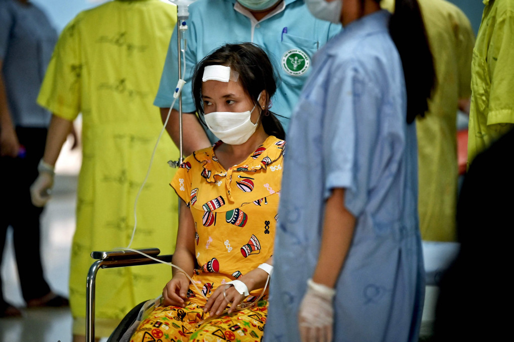 Lebih dari selusin orang yang melarikan diri dari kekerasan di Myanmar diizinkan menyebrang ke desa perbatasan Thailand pada Selasa untuk menerima perawatan medis, saat Kementerian Luar Negeri Thailand membantah memiliki kebijakan untuk menolak pengungsi.