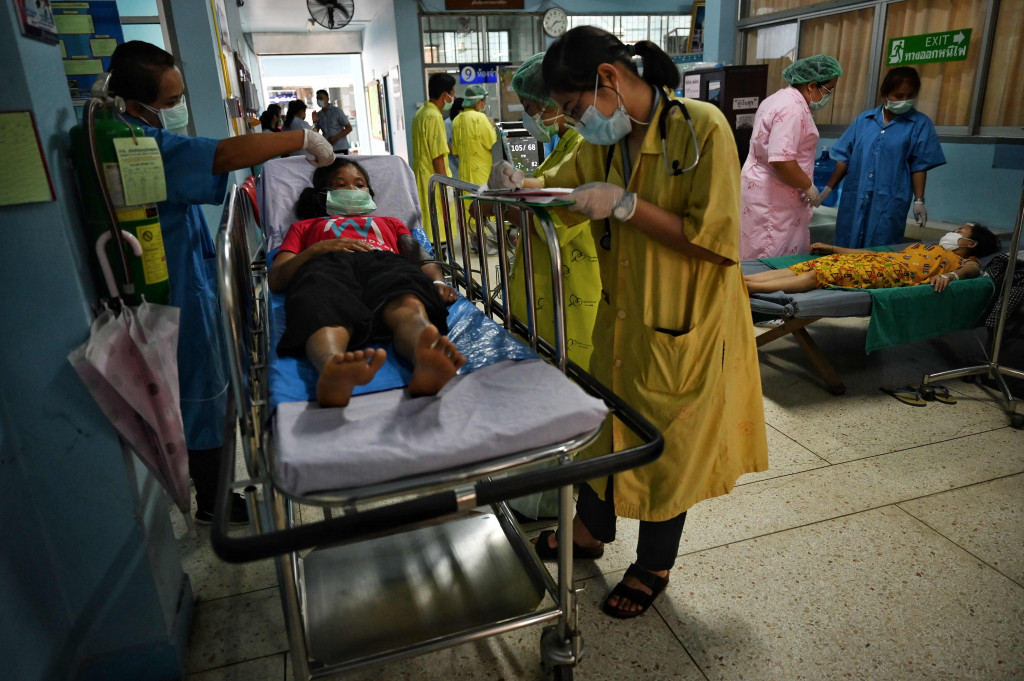 Namun, seorang pejabat lain di daerah itu, yang berbicara dengan syarat anonim, bahwa tentara Thailand masih mengirim kembali sebagian besar dari mereka yang melarikan diri dari Myanmar karena menganggap situasi di perbatasan aman.