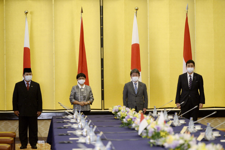 Menteri pertahanan Jepang dan Indonesia sepakat untuk mengajak seluruh negara di dunia menentang langkah Tiongkok di perairan kawasan. Kedua negara menolak tindakan apa pun oleh Tiongkok yang dapat meningkatkan ketegangan di perairan regional.