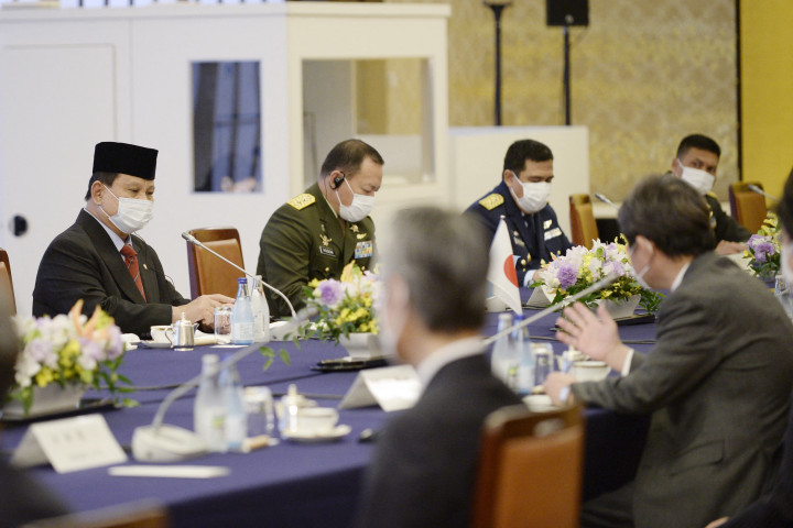 Seusai pertemuan, Kishi mengatakan, mereka akan mendesak Tiongkok agar menahan diri dari upaya secara sepihak mengubah status quo di Laut Cina Selatan dan Timur.