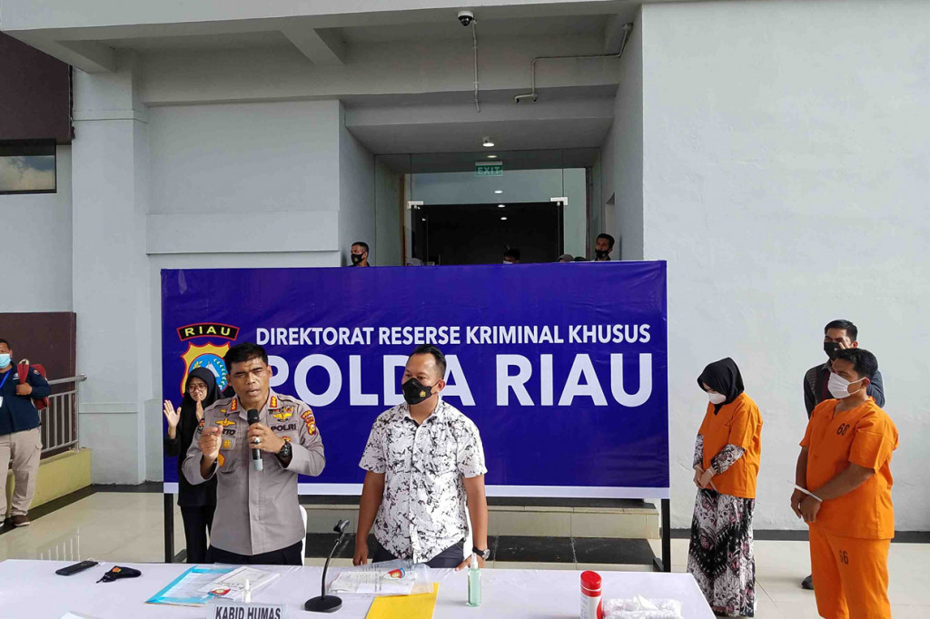 Aksi pencurian uang nasabah terjadi di Riau. Pencurian itu dilakukan oleh pegawai bank berplat merah yang sudah diberhentikan dari jabatannya.
