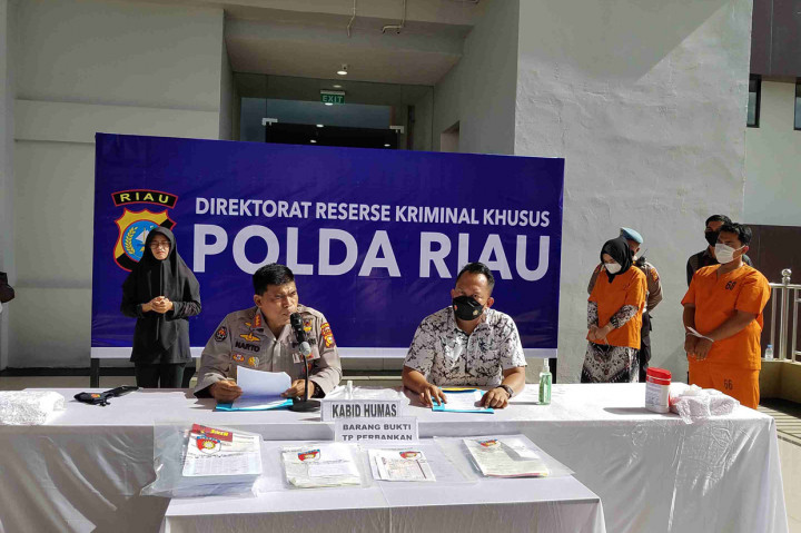 Akibat aksi pencurian ini, nasabah dirugikan Rp1,39 miliar. Dalam kasus ini Polda Riau menyita buku tabungan dan transaksi kwitansi Bank Riau Kepri (BRK).